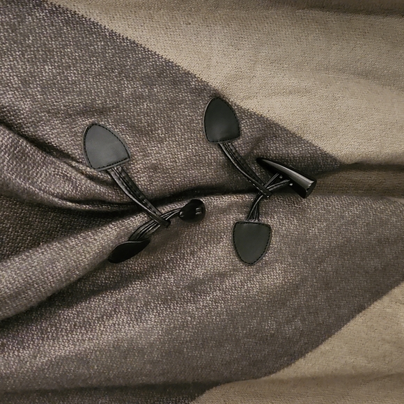 Shrug / cape.  NEW LADIES Must see - Picture 2 of 9